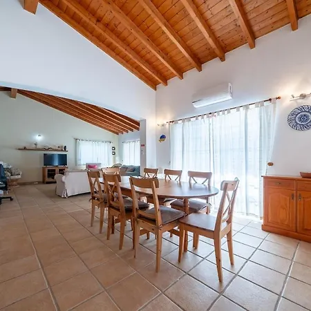 Casa Johnson - Relaxation & Play With Fenced Pool Villa