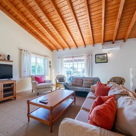 Casa Johnson - Relaxation & Play With Fenced Pool Villa *